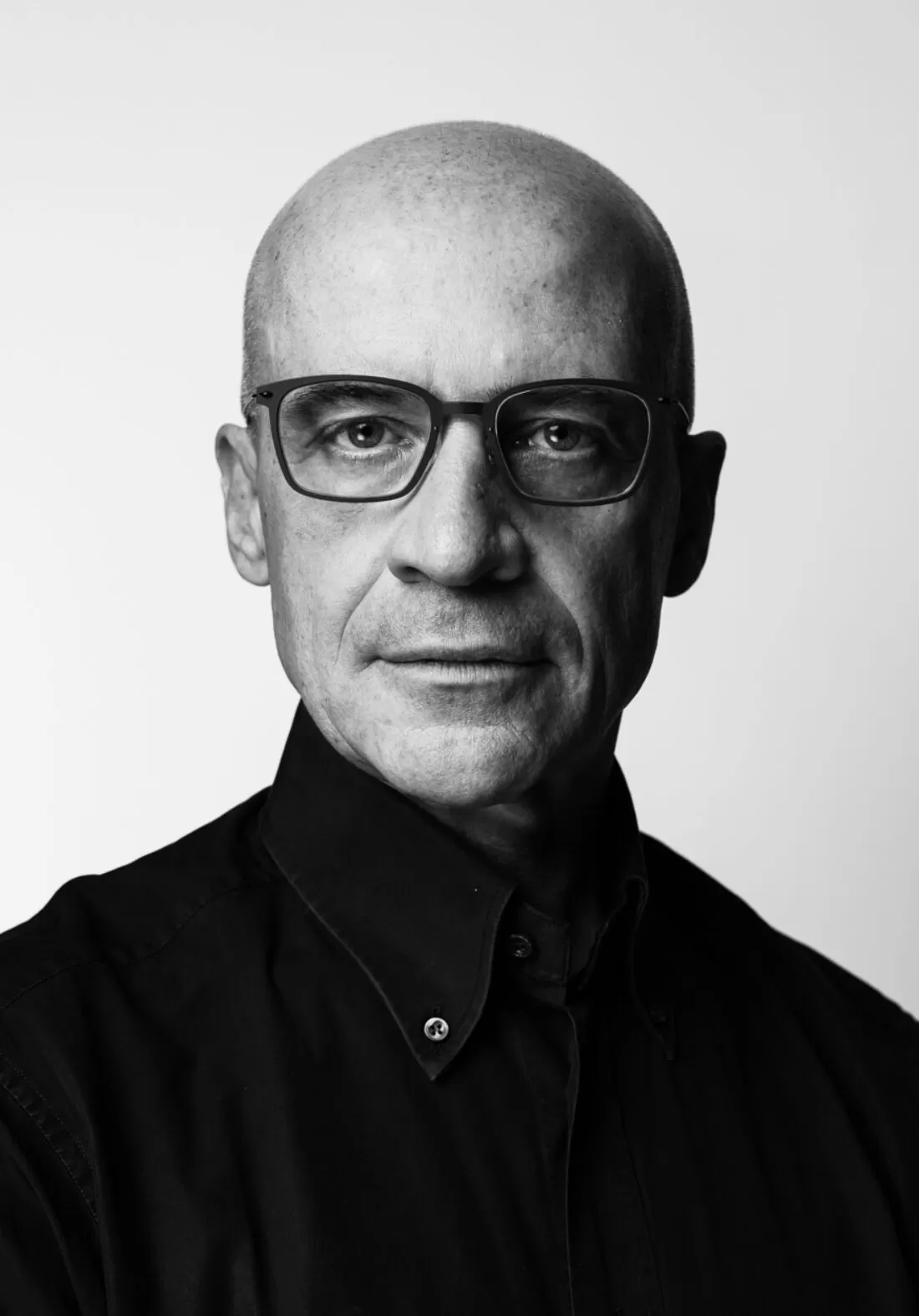 Claudio Bellini, designer e architetto di Milano, noto per progetti globali che armonizzano bellezza ed efficienza.