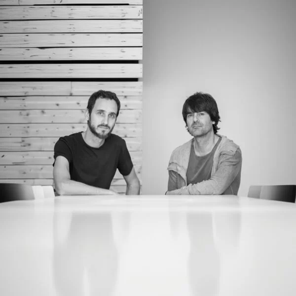 Ramos Bassols, studio di design a Barcellona, crea prodotti con linee pulite ed estetica accogliente, bilanciando forma e funzione.