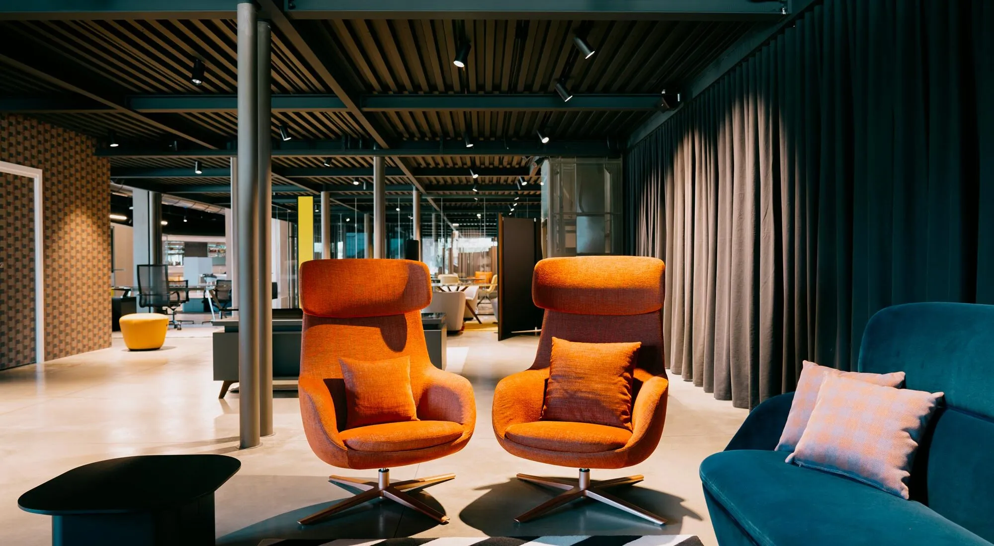 The lounge spaces in the Frezza showroom: elegance, comfort and versatility for every moment of break